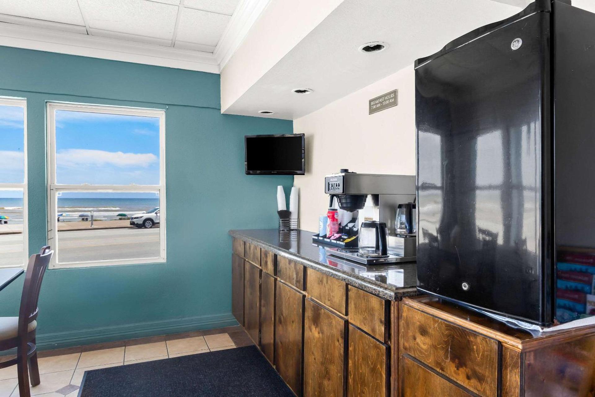 Econo Lodge Galveston Seawall photo 34