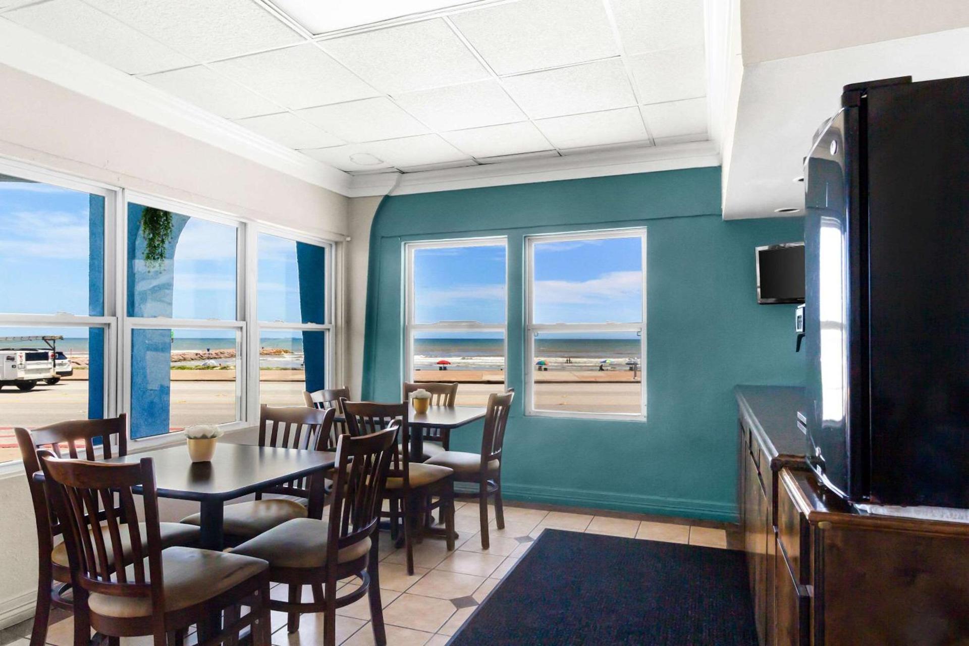Econo Lodge Galveston Seawall photo 35