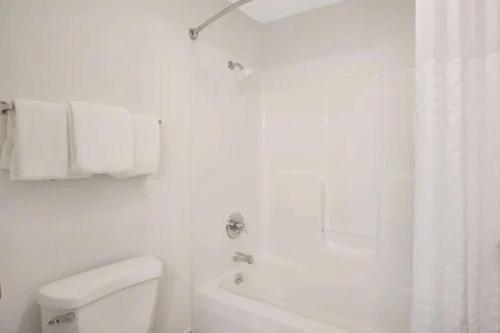 Baymont by Wyndham Freeport photo 27