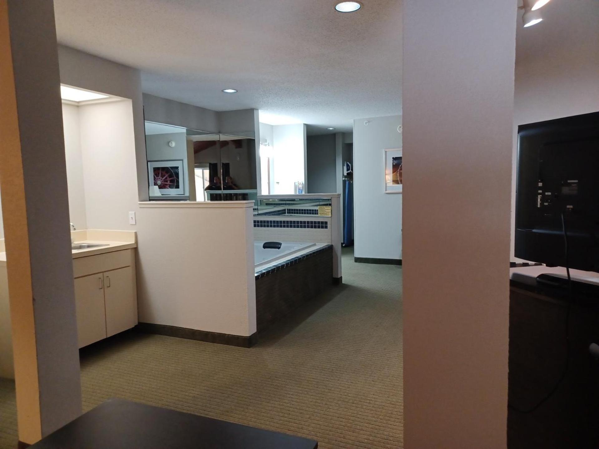 Baymont by Wyndham Freeport photo 28