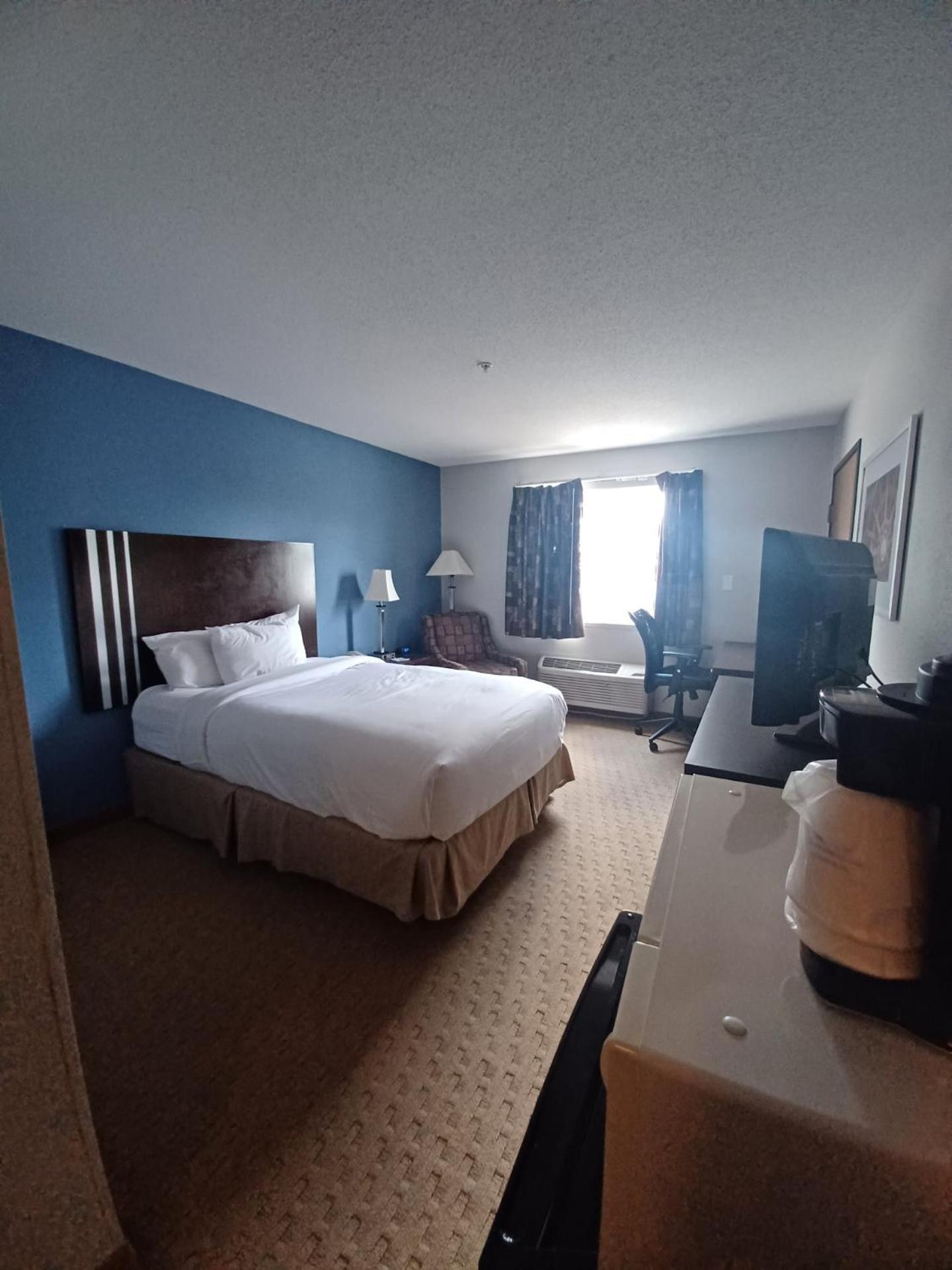 Baymont by Wyndham Freeport photo 33