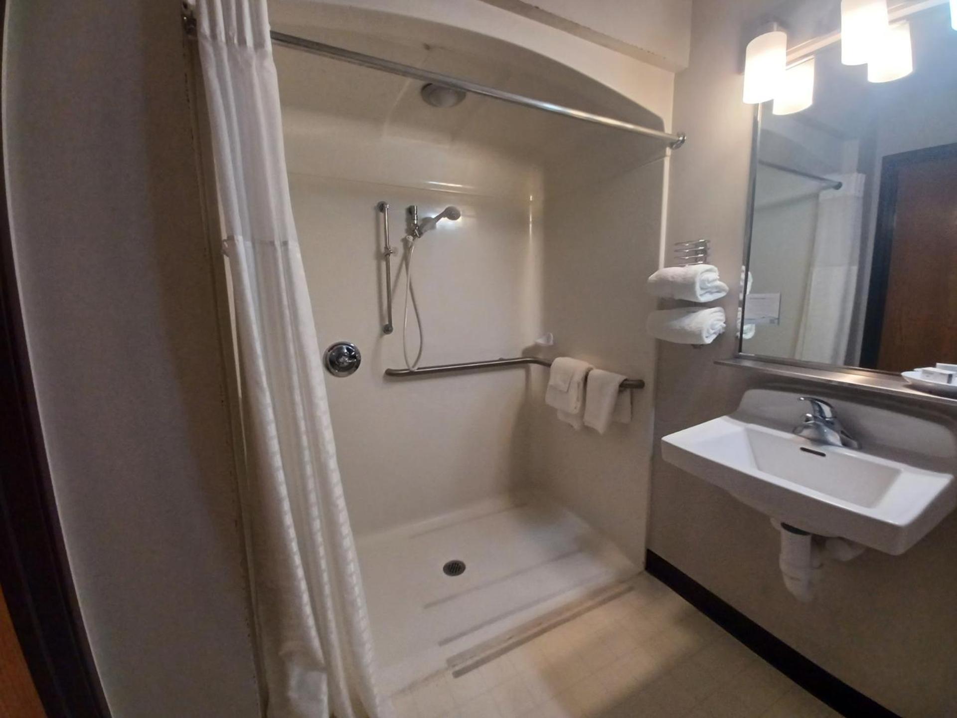 Baymont by Wyndham Freeport photo 34