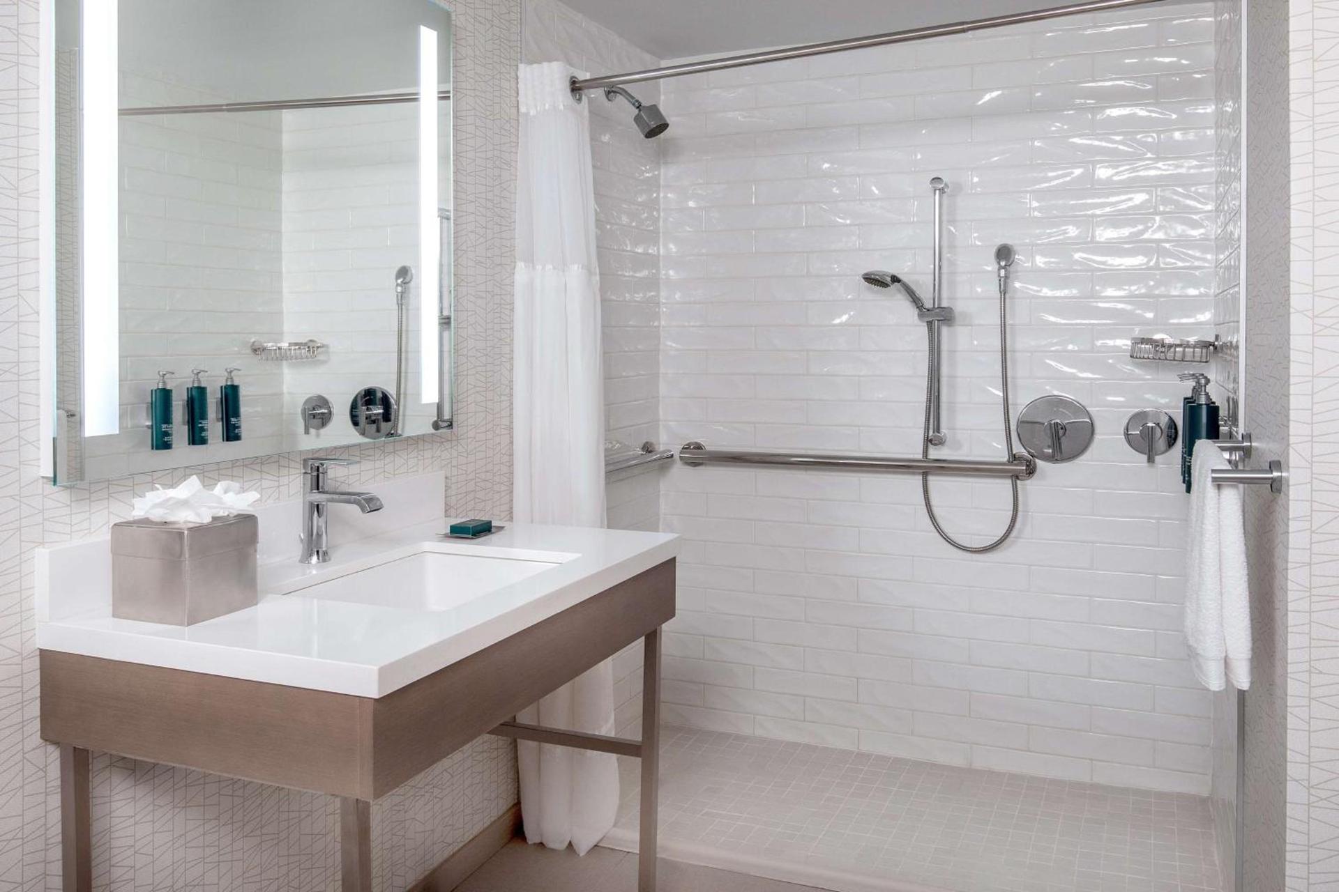 DoubleTree by Hilton Hotel and Conference Center Chicago North Shore photo 8