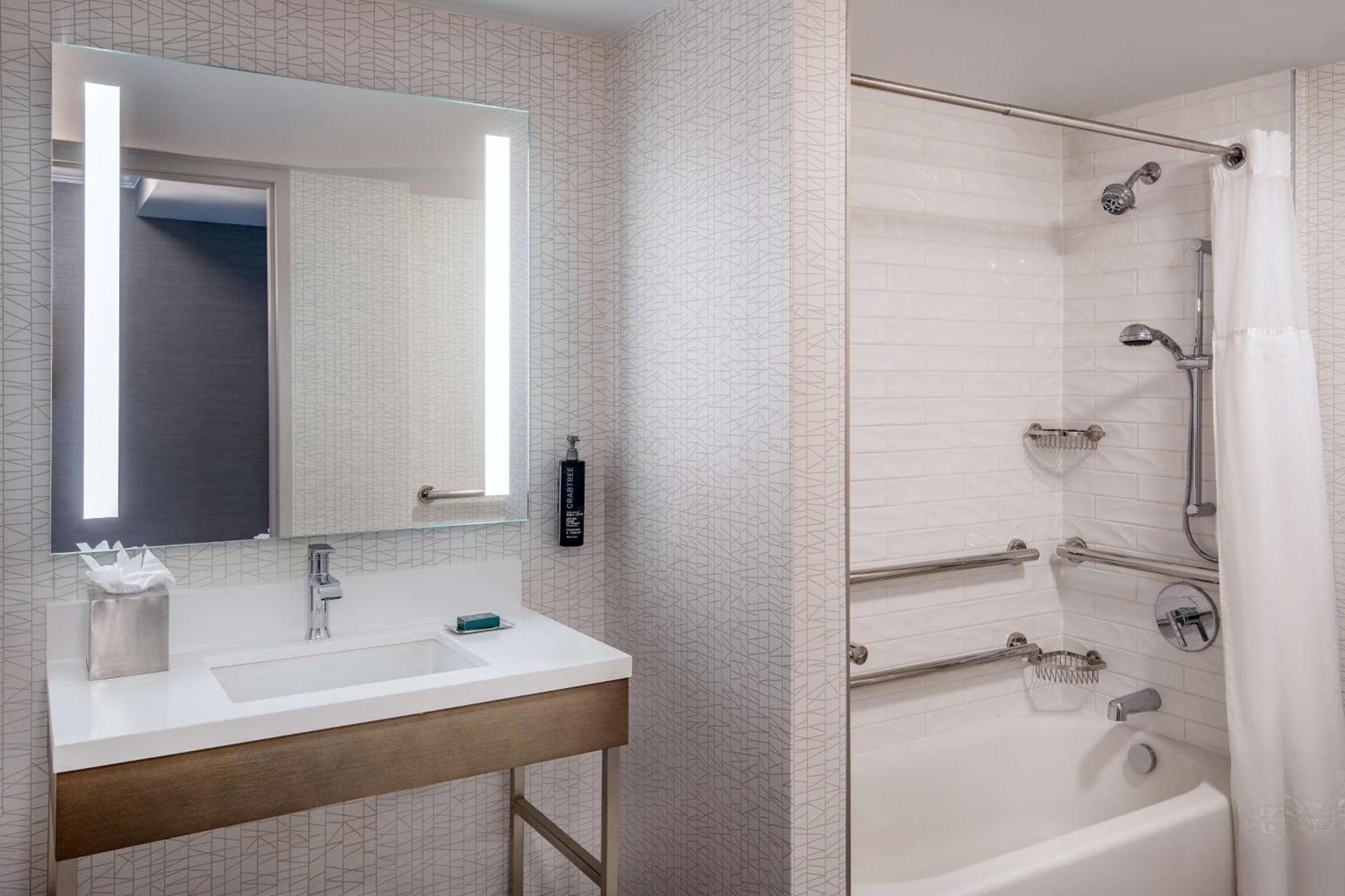 DoubleTree by Hilton Hotel and Conference Center Chicago North Shore photo 34