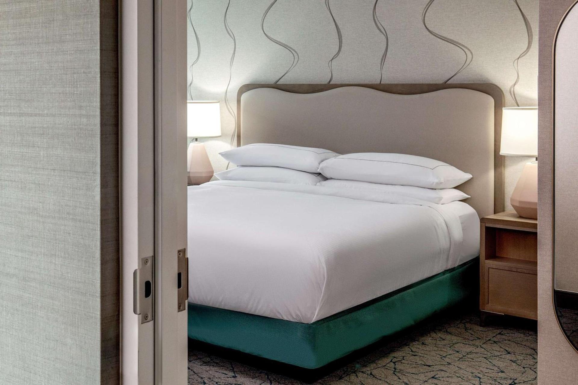 DoubleTree by Hilton Hotel and Conference Center Chicago North Shore photo 61