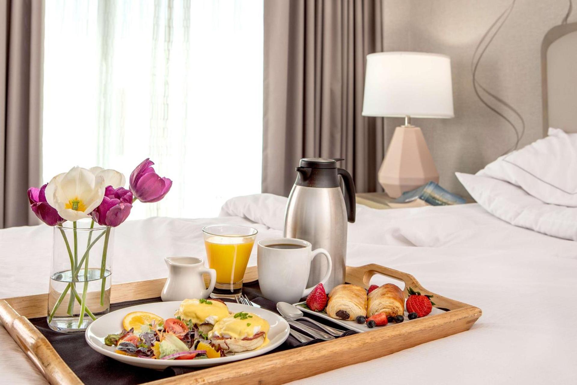 DoubleTree by Hilton Hotel and Conference Center Chicago North Shore photo 13