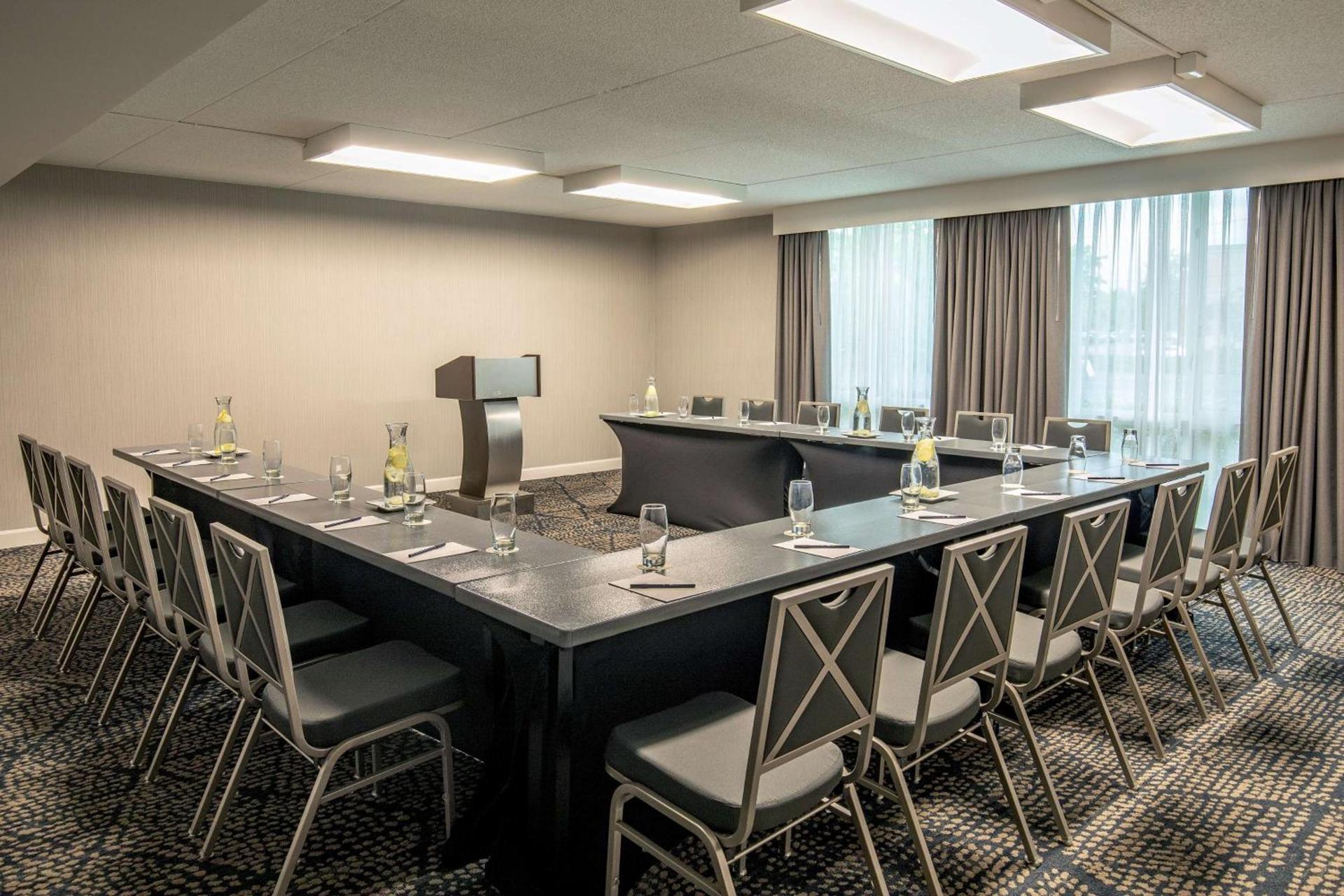 DoubleTree by Hilton Hotel and Conference Center Chicago North Shore photo 32
