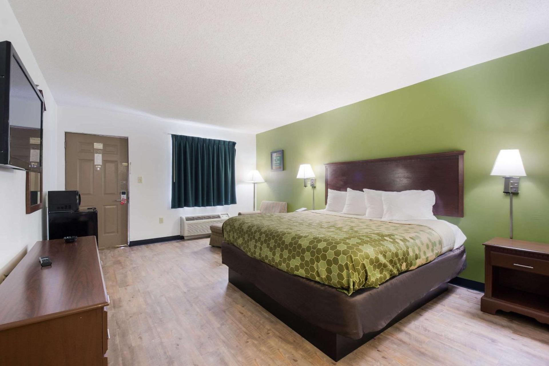 Econo Lodge Inn & Suites Knoxville East photo 18