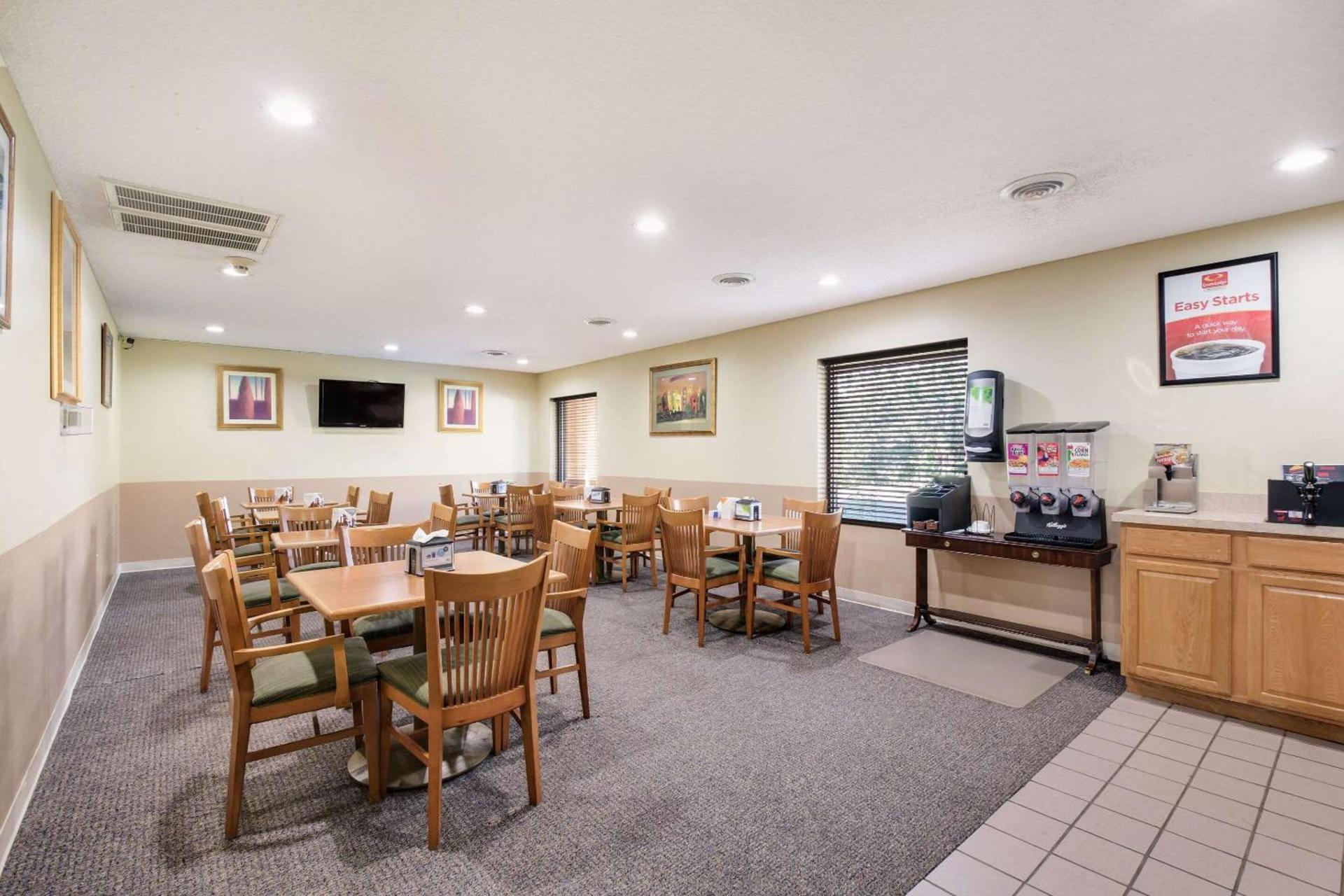 Econo Lodge Inn & Suites Knoxville East photo 27