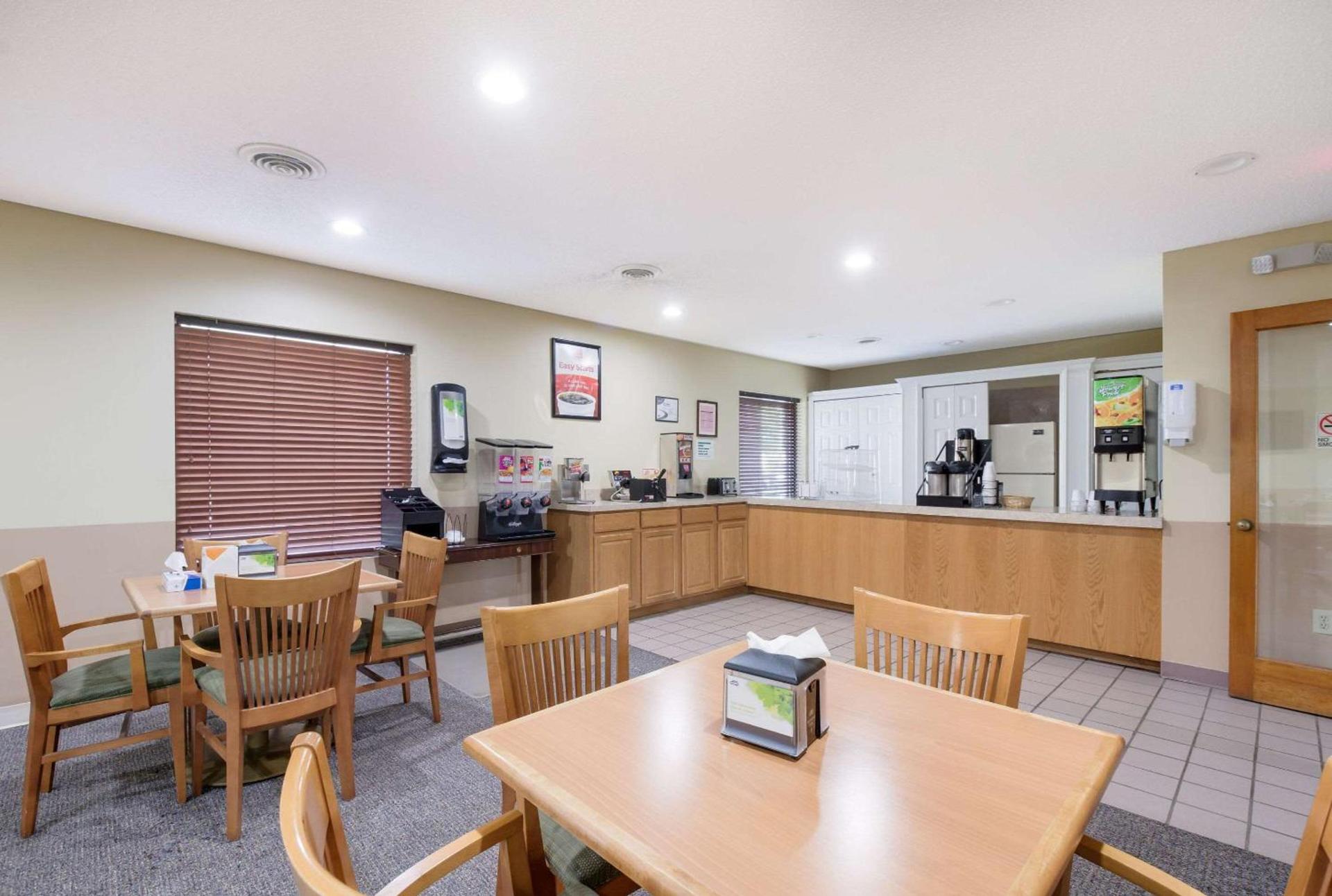 Econo Lodge Inn & Suites Knoxville East photo 28