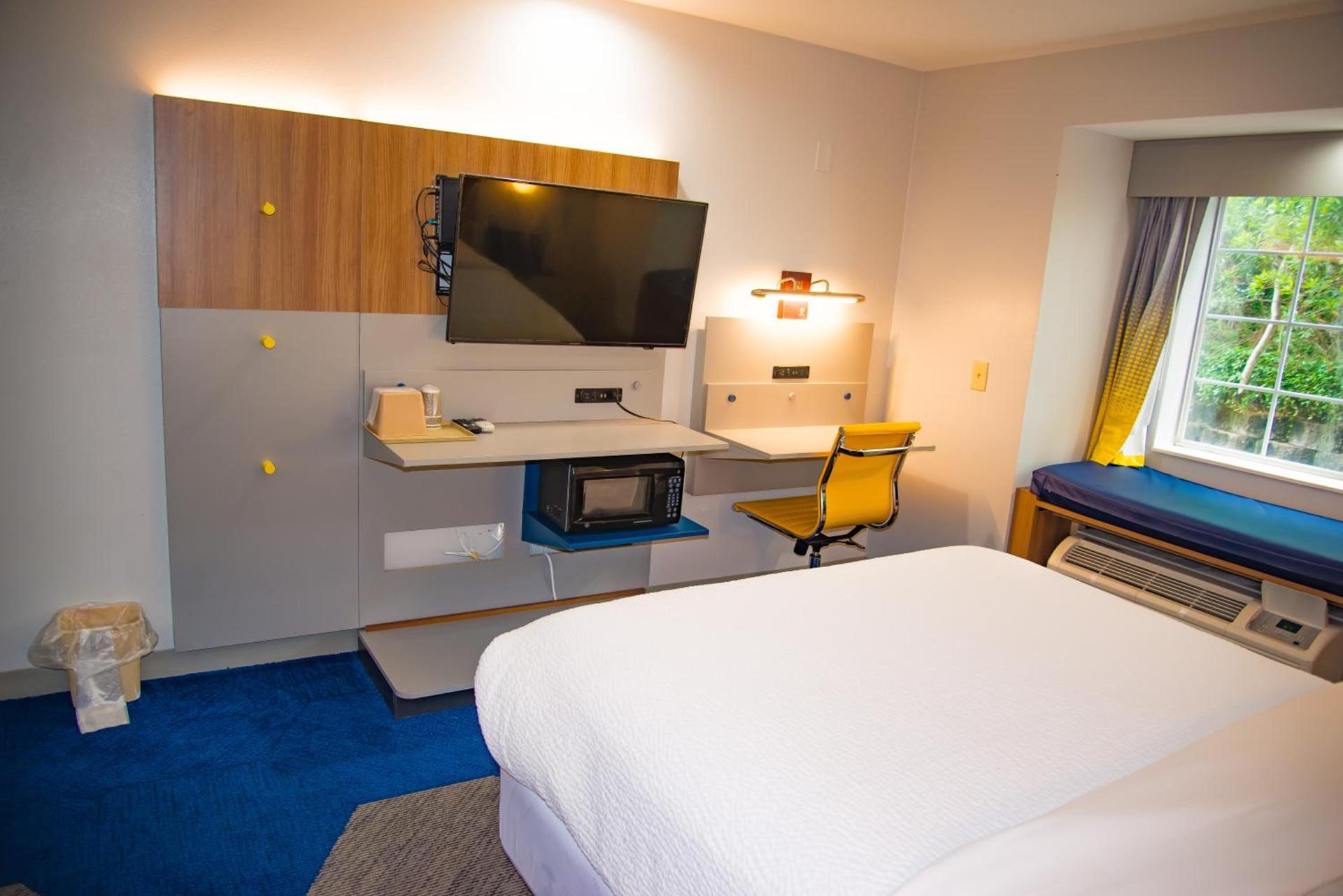 Microtel Inn & Suites by Wyndham Daphne photo 55