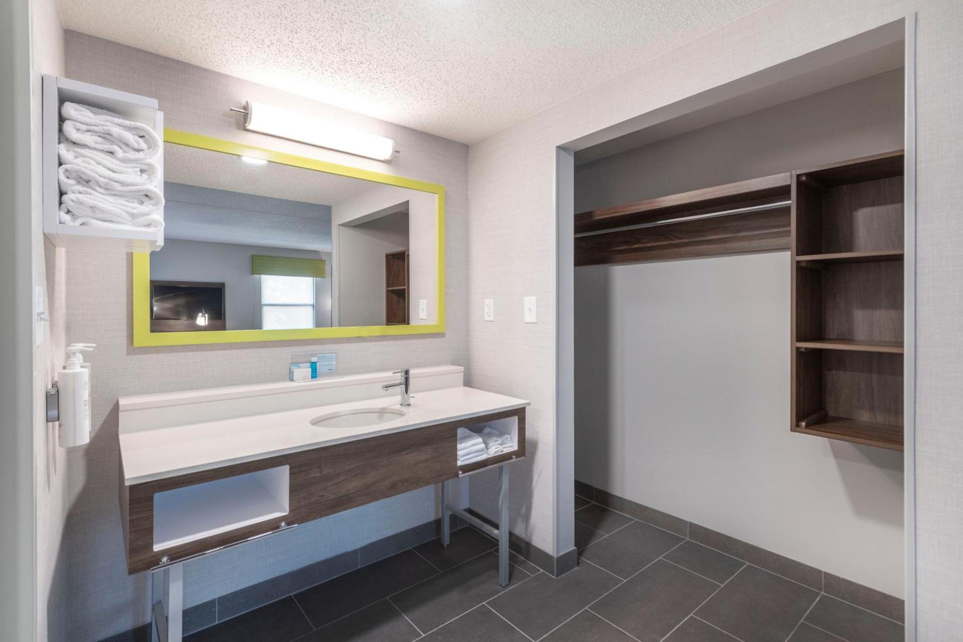 Hampton Inn & Suites Burlington photo 38