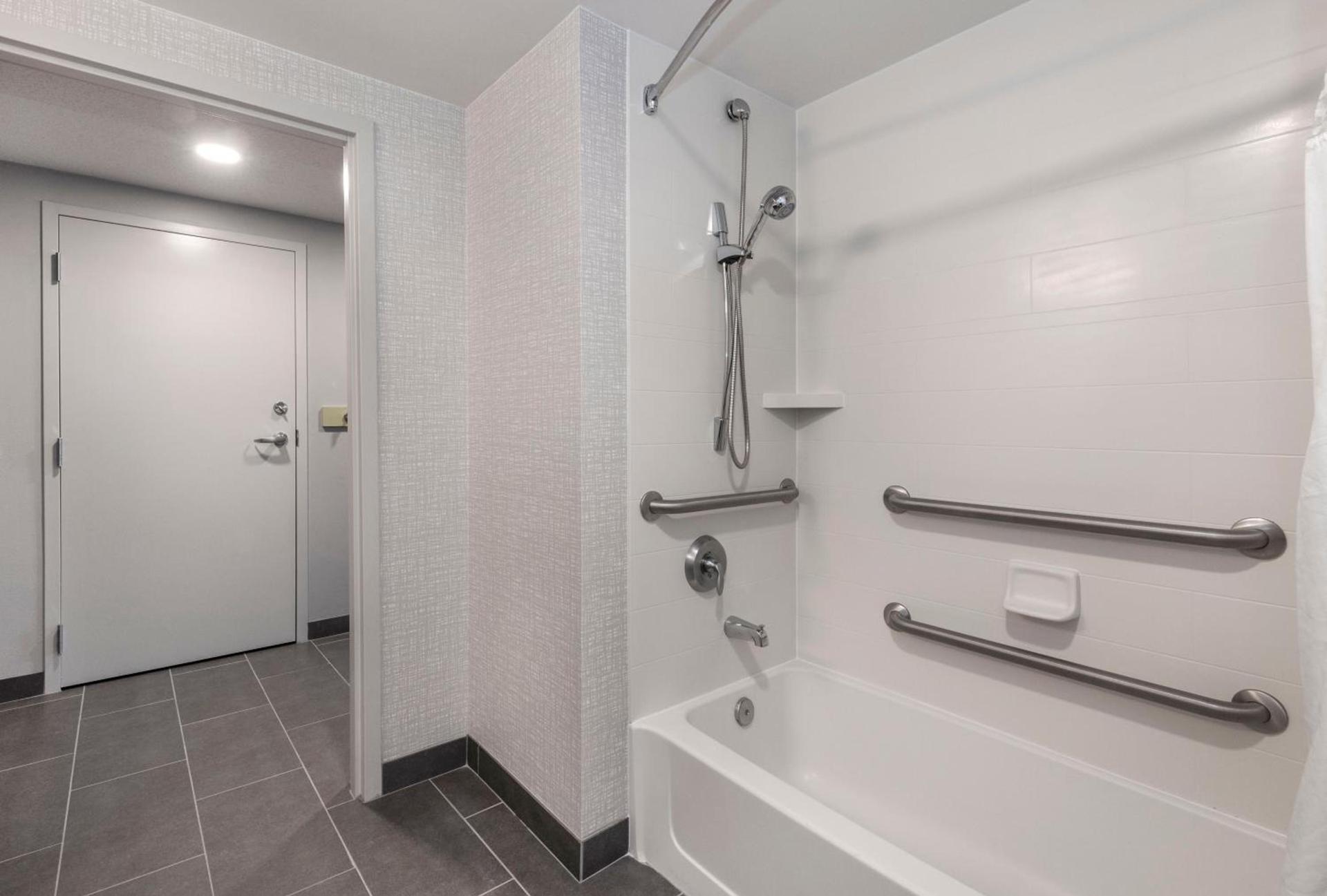 Hampton Inn & Suites Burlington photo 44