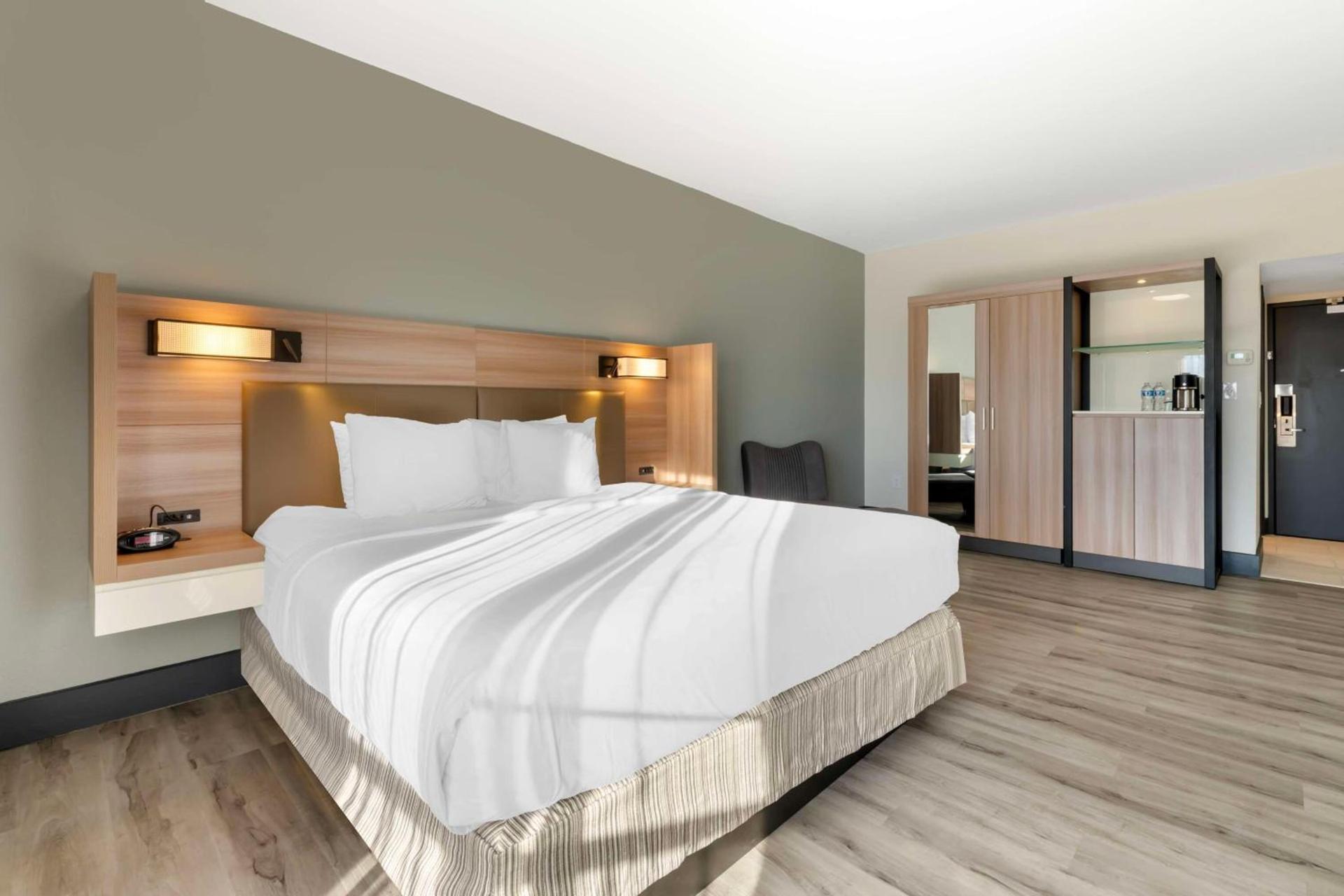 Best Western Plus Atlanta Airport East photo 2