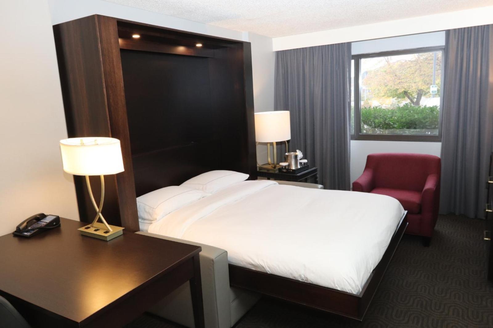 Hilton Suites Brentwood photo 68