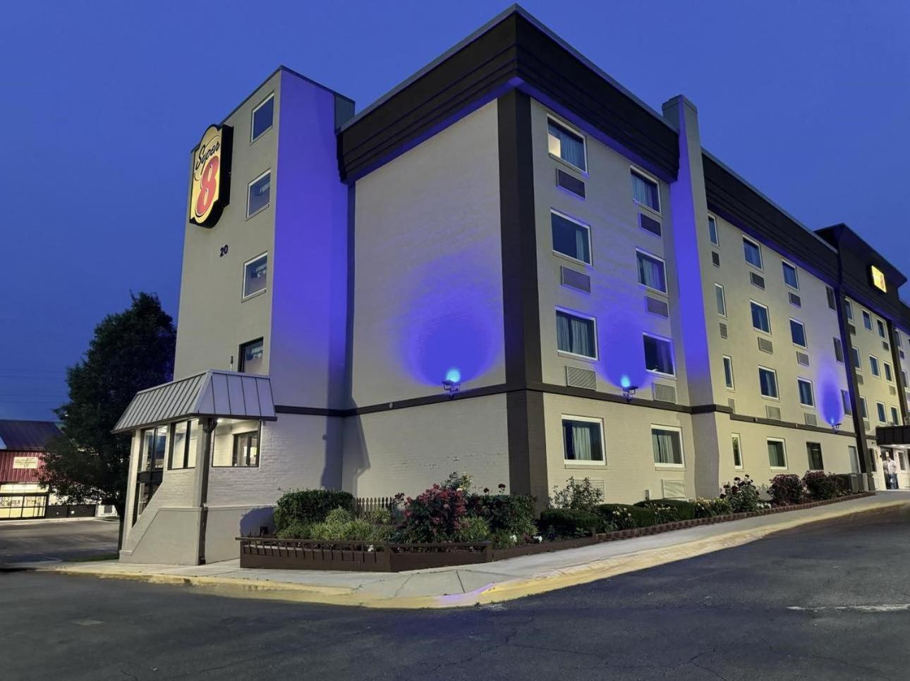 Super 8 by Wyndham Frederick photo 19