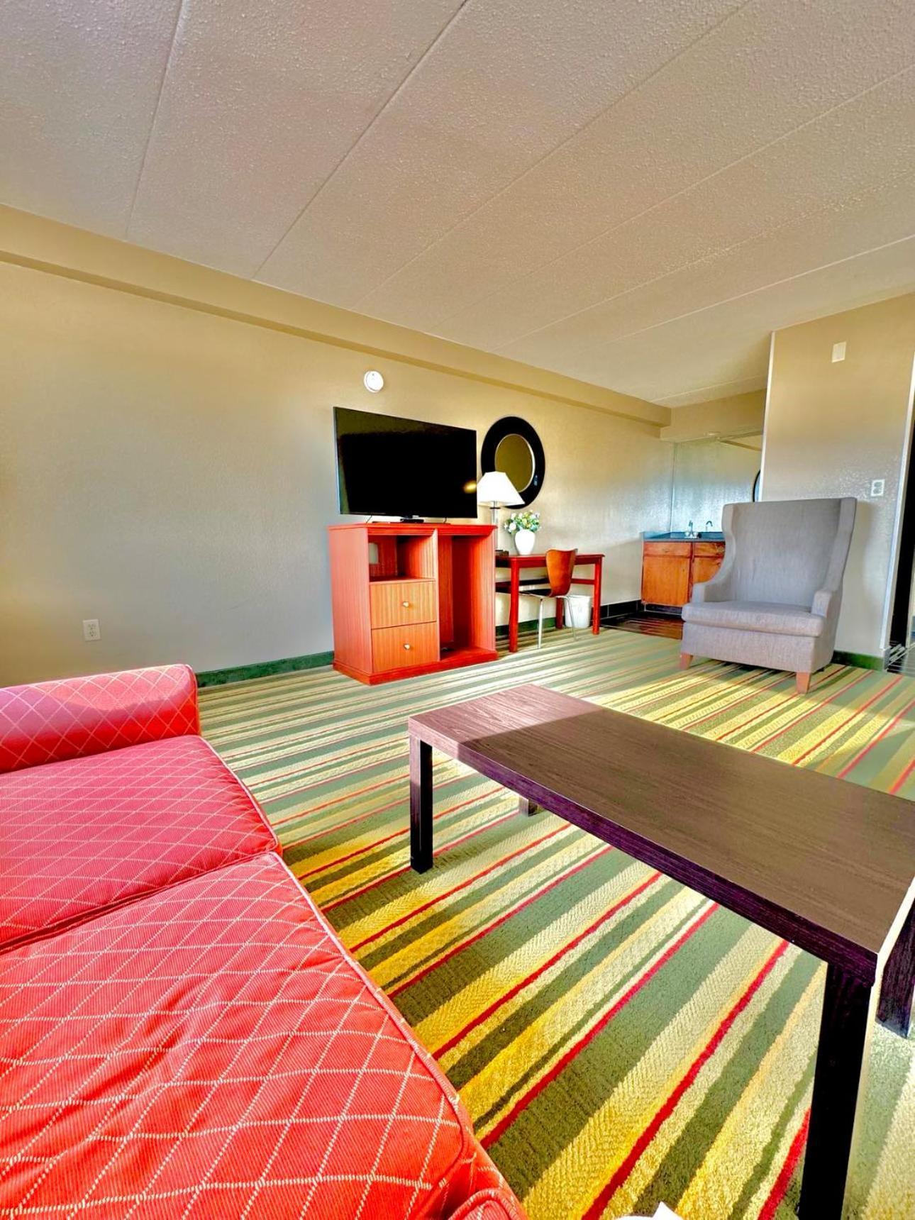 Super 8 by Wyndham Frederick photo 24