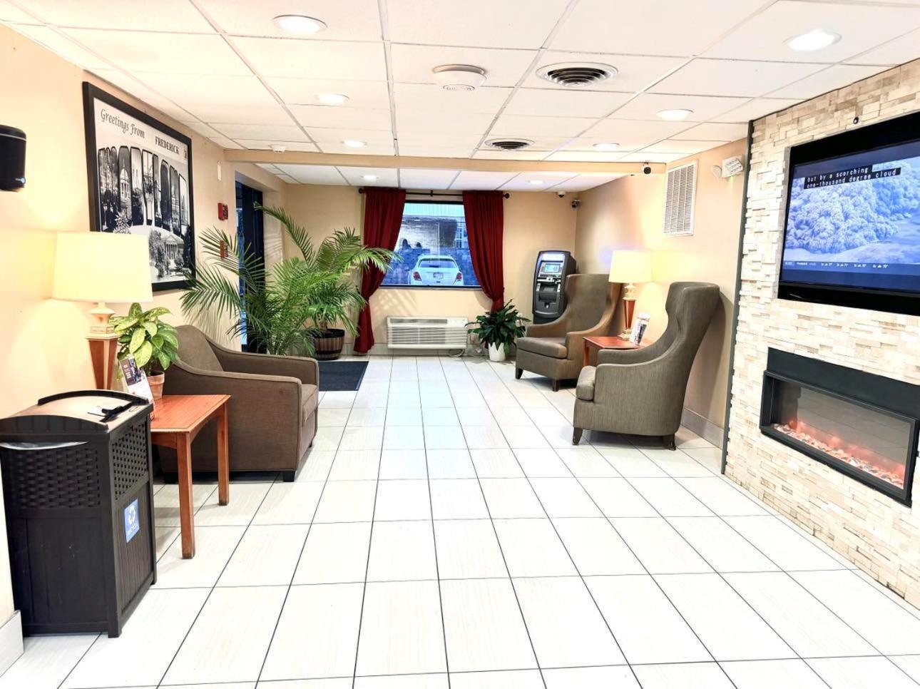 Super 8 by Wyndham Frederick photo 25