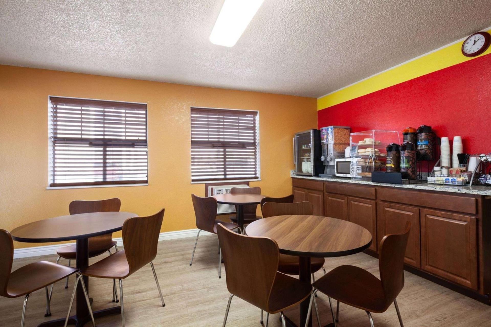 Super 8 by Wyndham Colorado Springs/Afa Area photo 7