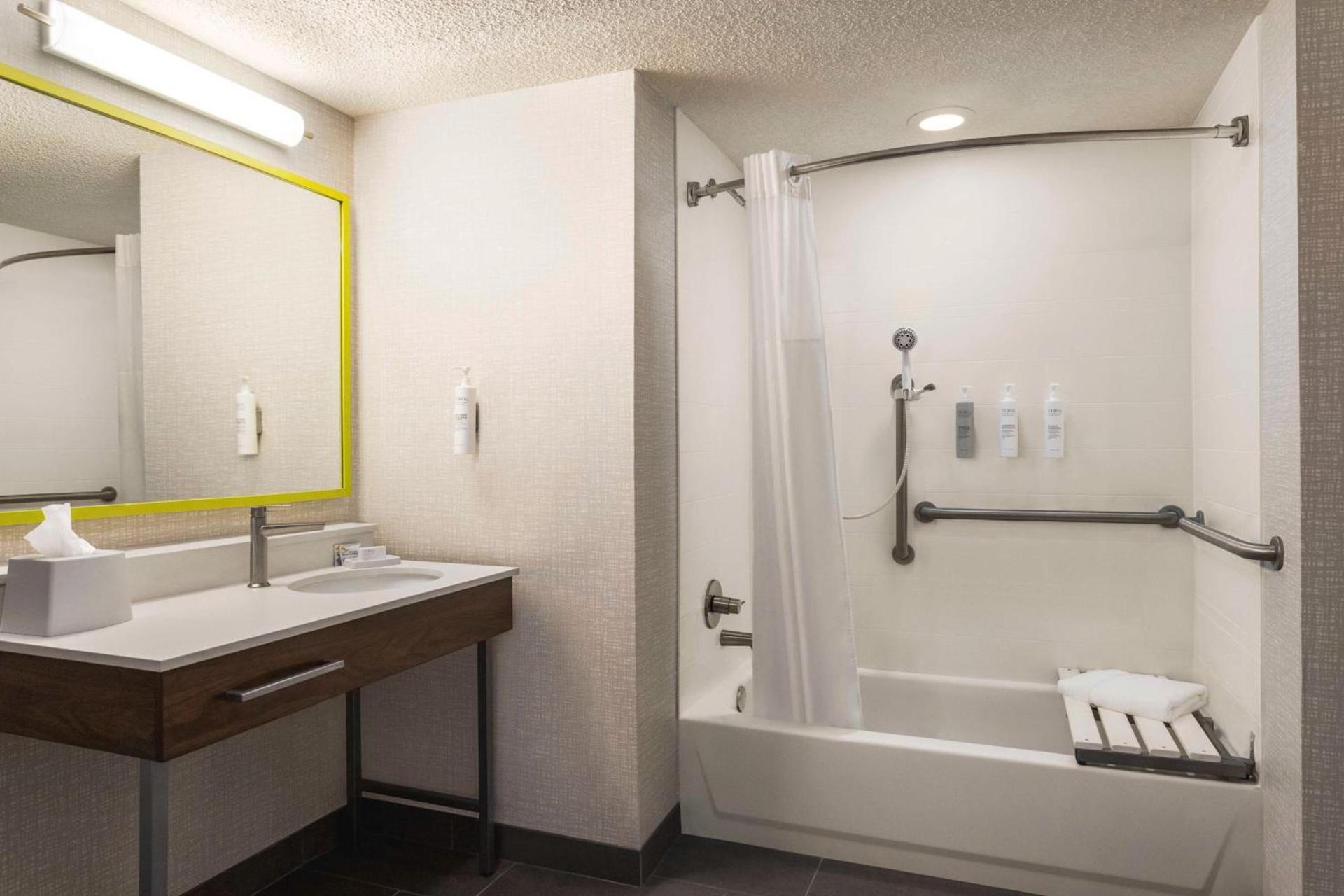 Hampton Inn & Suites Springfield photo 14