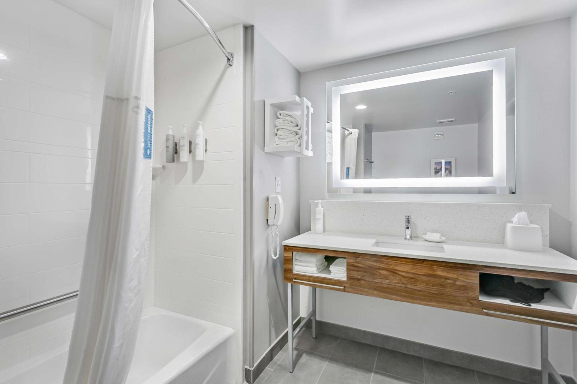 Hampton Inn Houston-Pearland, TX photo 40