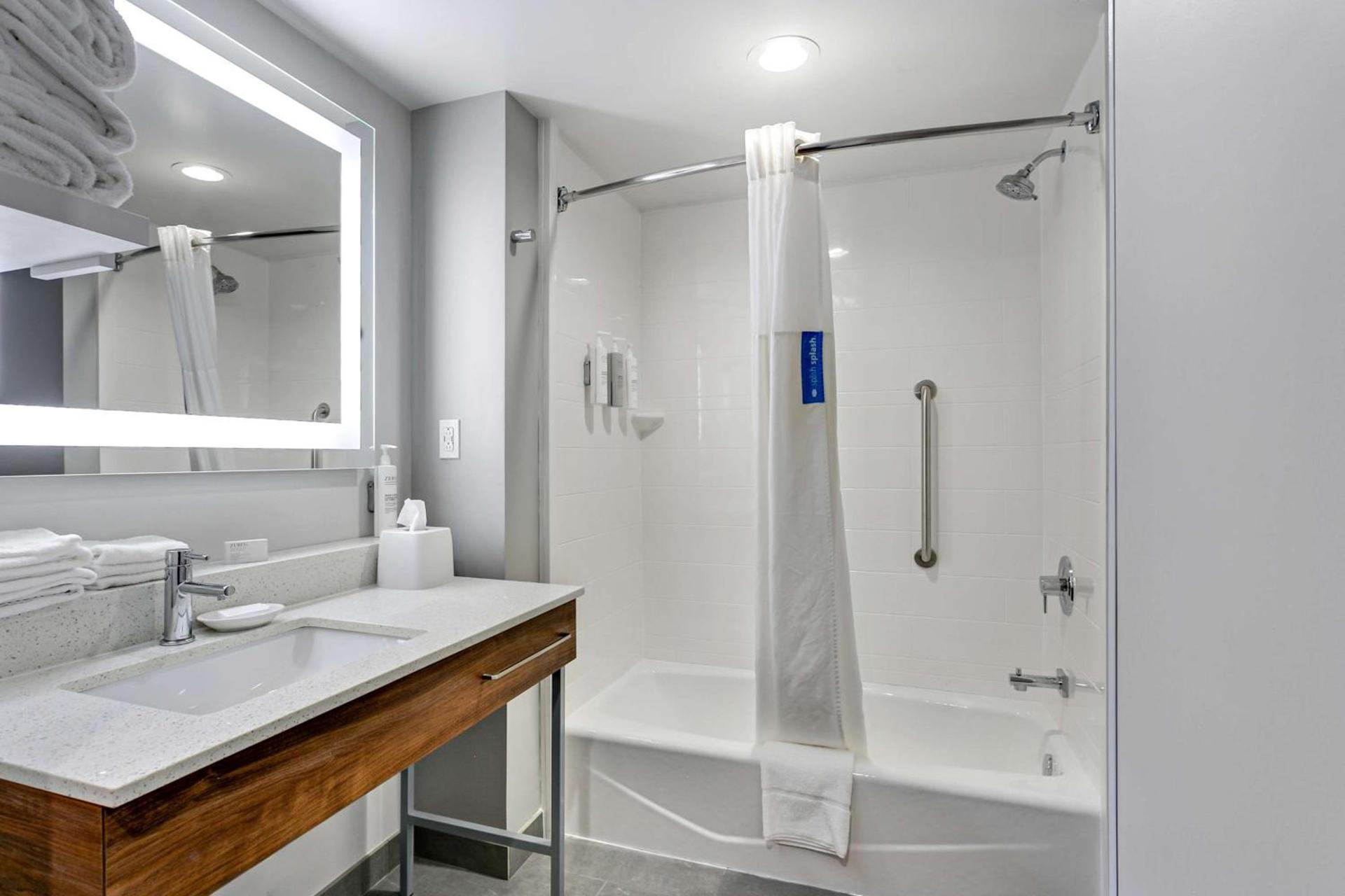 Hampton Inn Houston-Pearland, TX photo 28