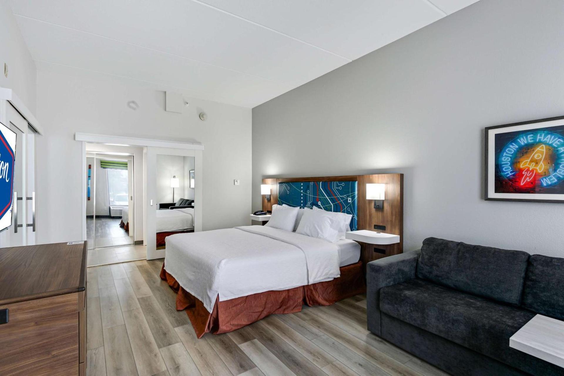 Hampton Inn Houston-Pearland, TX photo 42