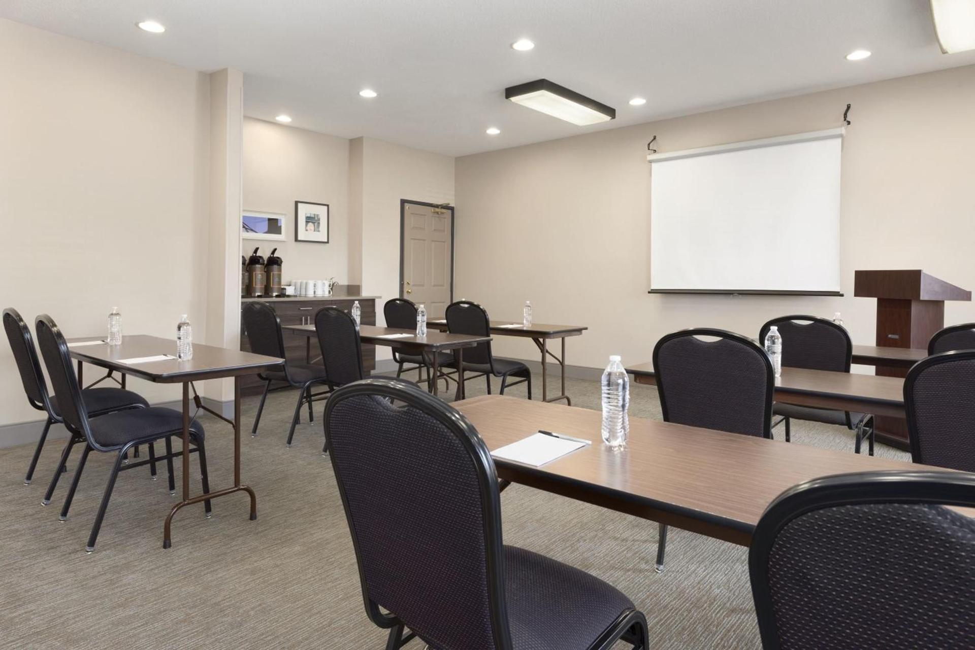 Country Inn & Suites by Radisson, Romeoville - Bolingbrook photo 10
