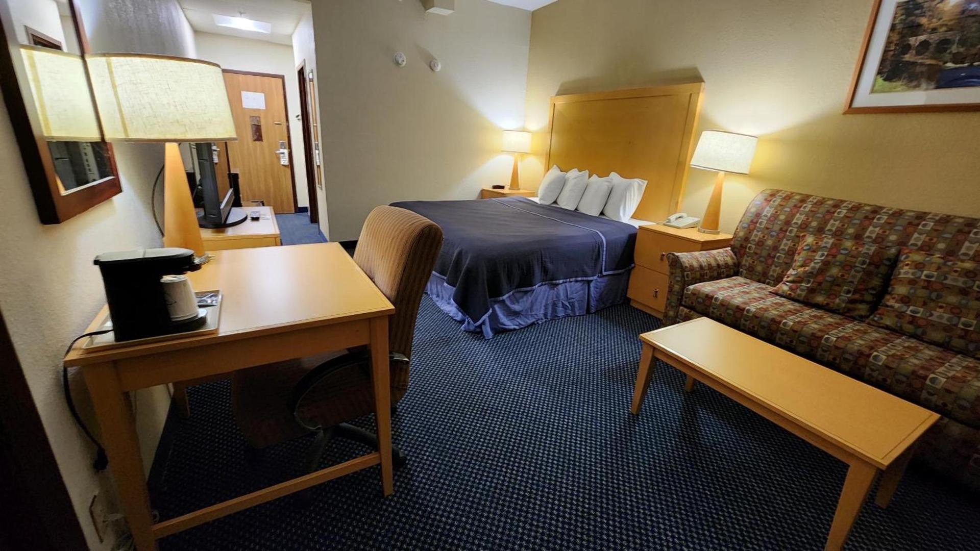 Katahdin Inn & Suites photo 59