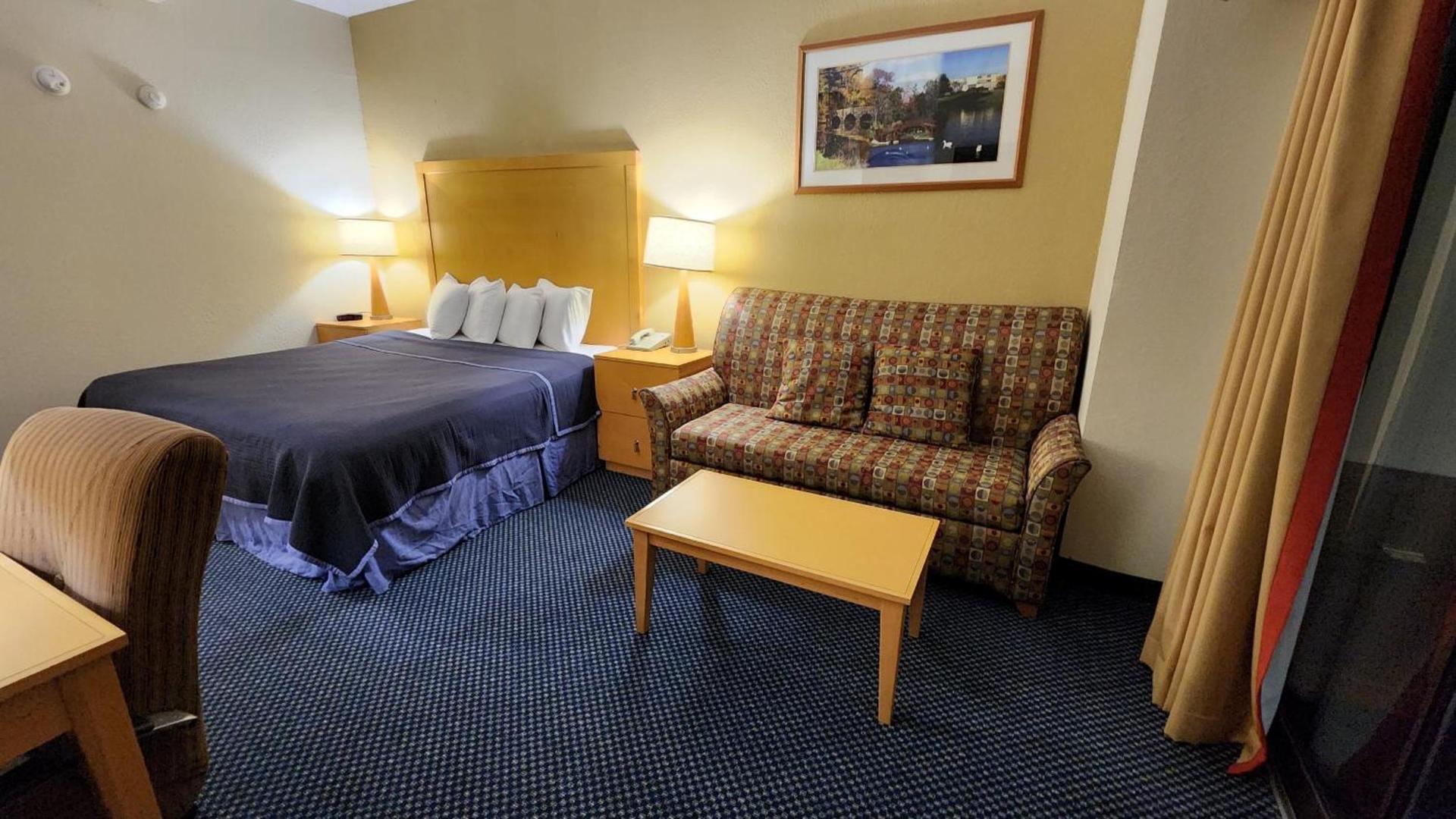 Katahdin Inn & Suites photo 60