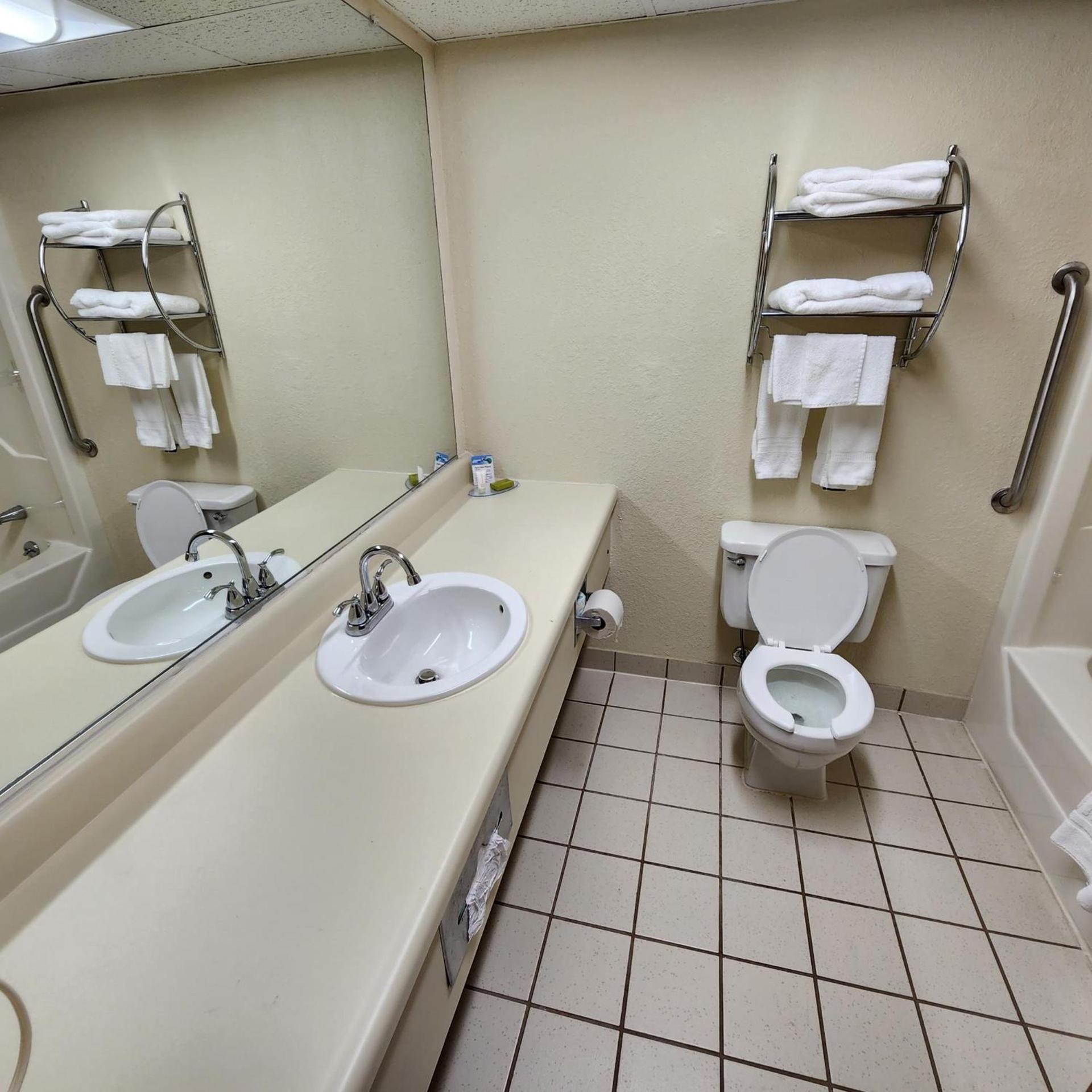 Katahdin Inn & Suites photo 5