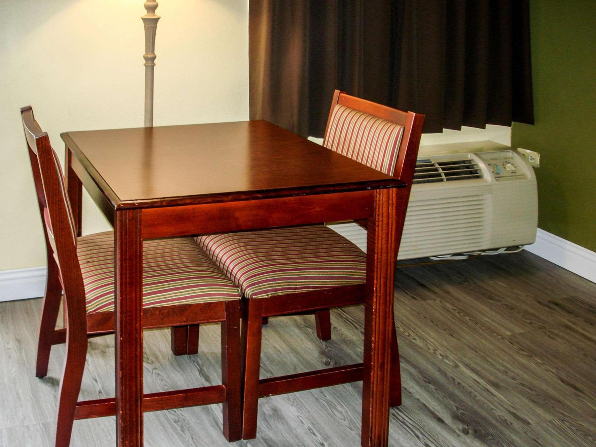 Econo Lodge Texarkana I-30 photo 32