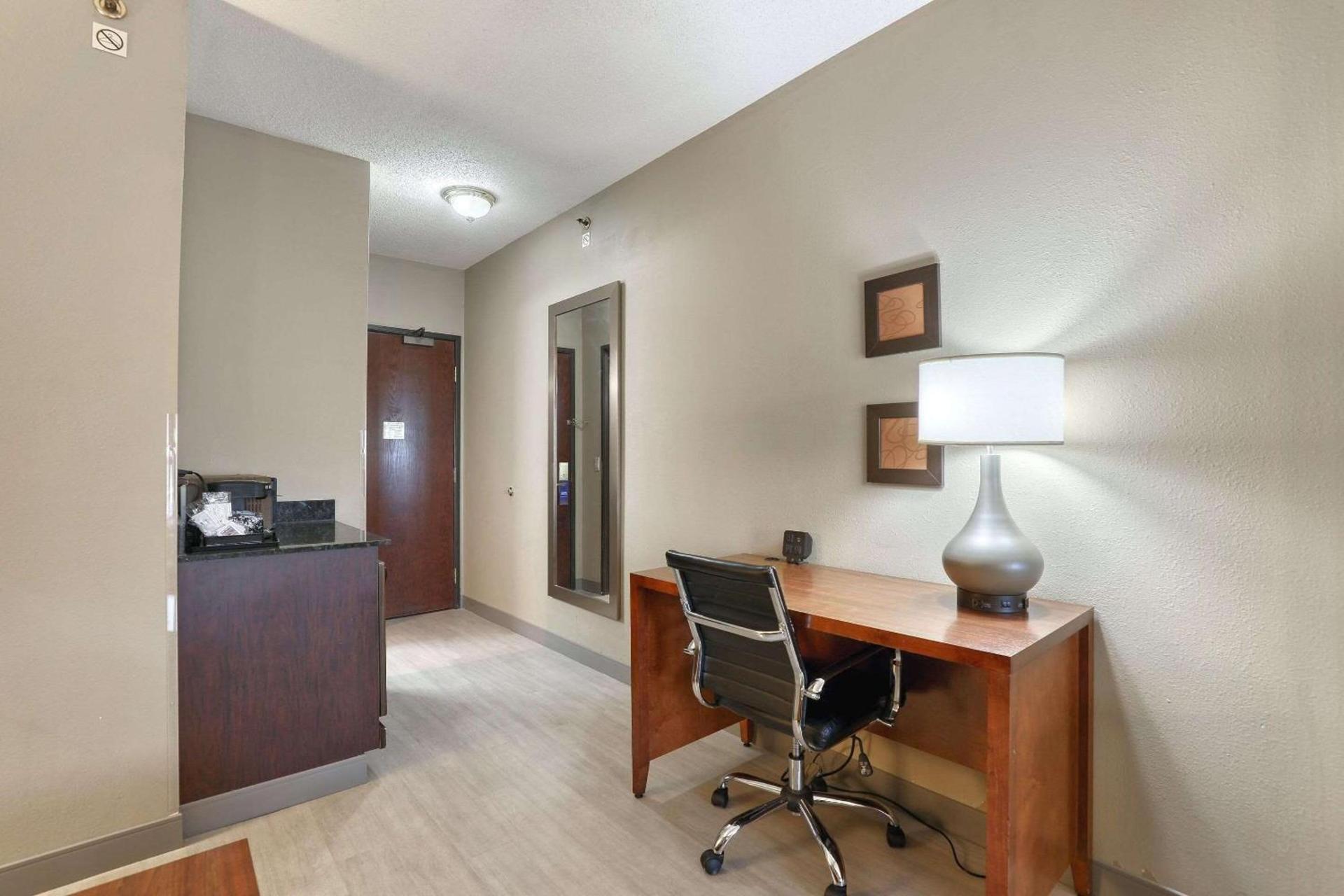 Comfort Suites Madison West - Middleton photo 14
