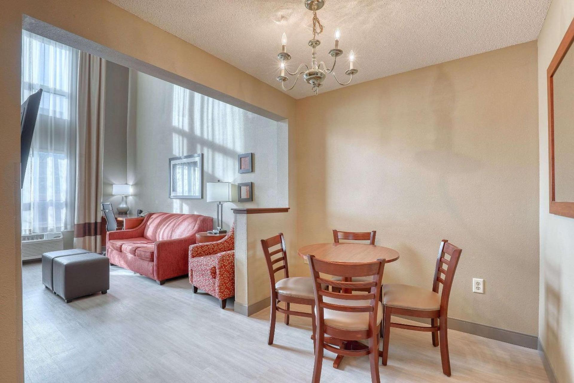 Comfort Suites Madison West - Middleton photo 38