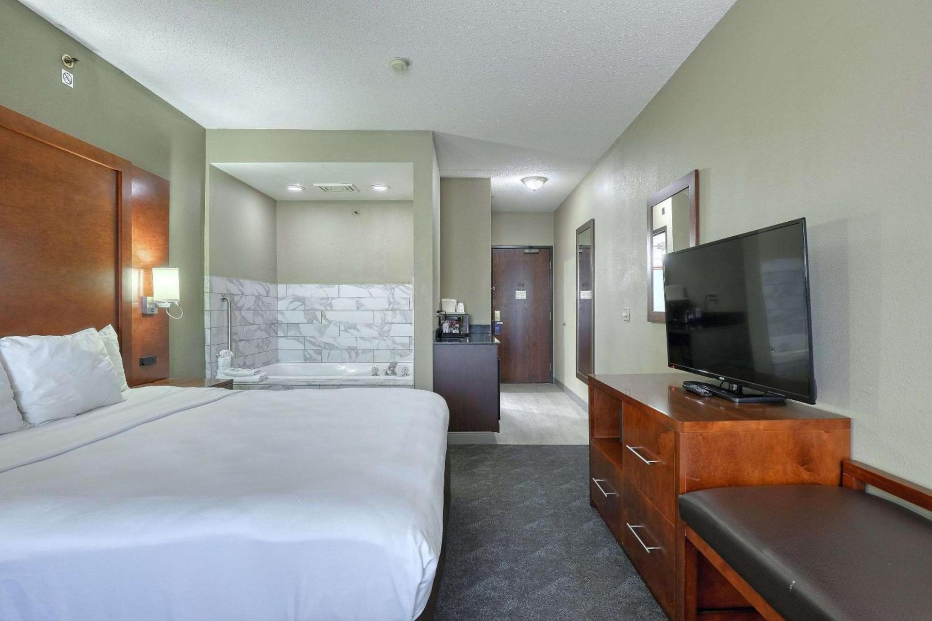 Comfort Suites Madison West - Middleton photo 42