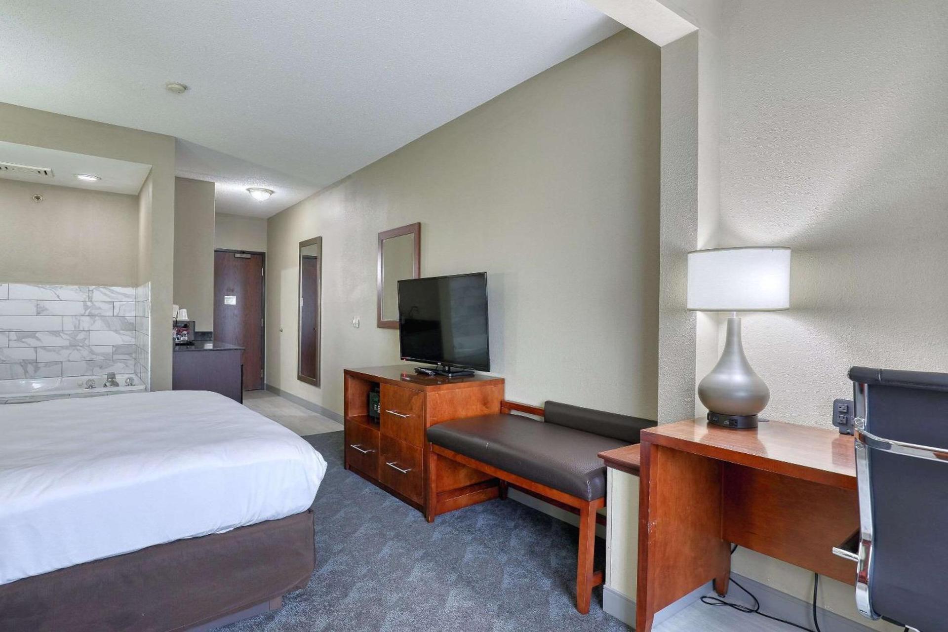 Comfort Suites Madison West - Middleton photo 40