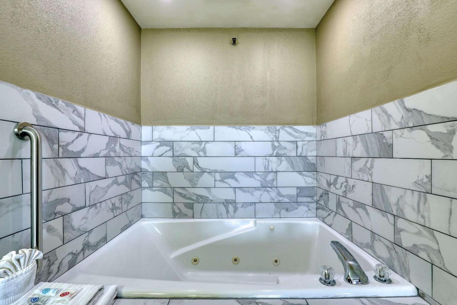 Comfort Suites Madison West - Middleton photo 39