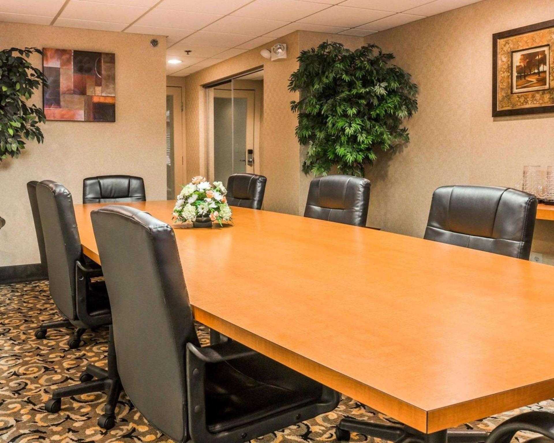 Wingate by Wyndham Utica photo 33