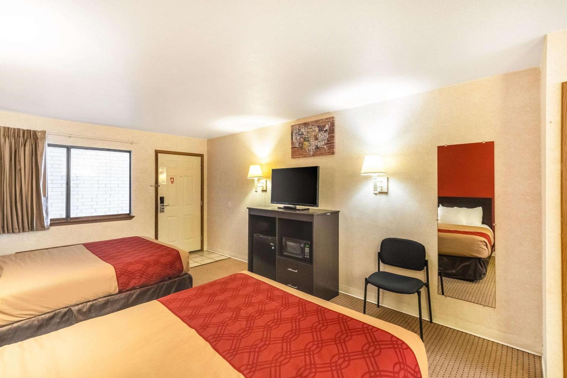 Econo Lodge Fredericksburg photo 9