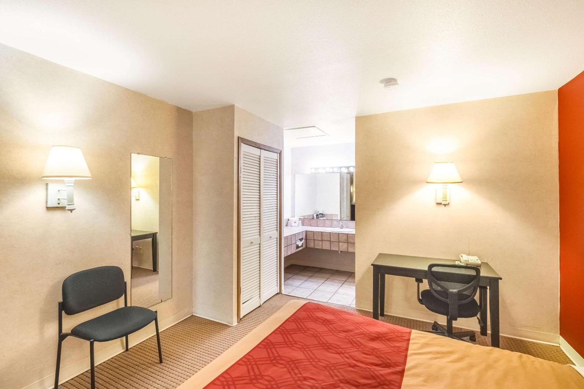 Econo Lodge Fredericksburg photo 10