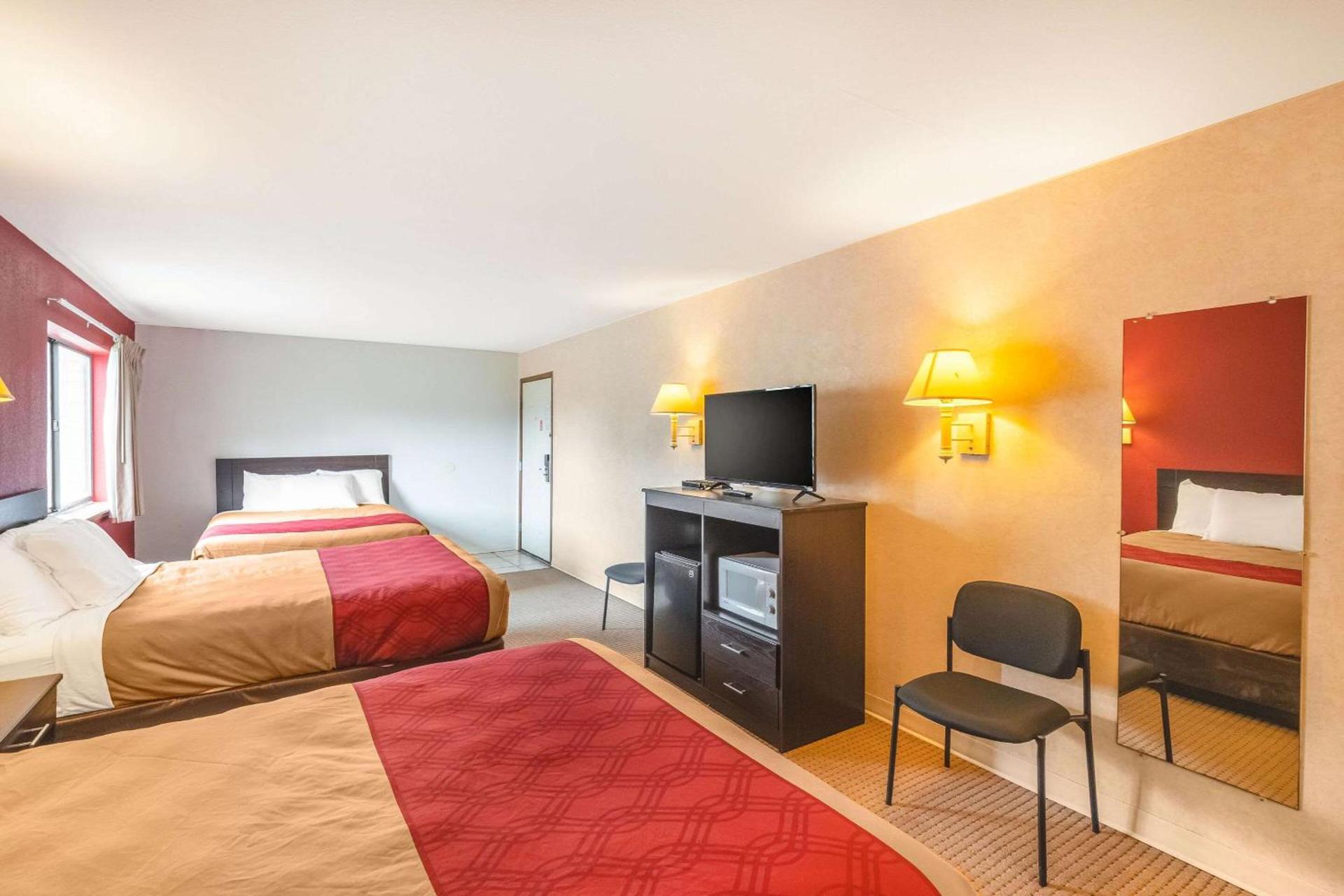 Econo Lodge Fredericksburg photo 13