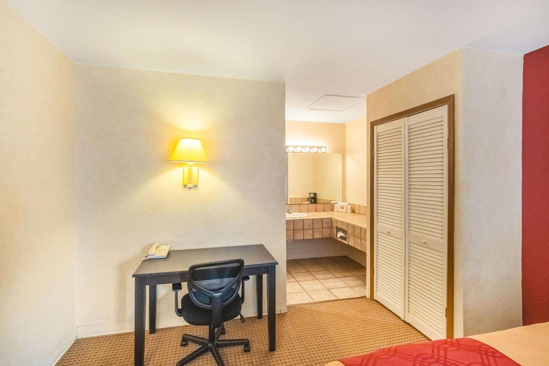 Econo Lodge Fredericksburg photo 14