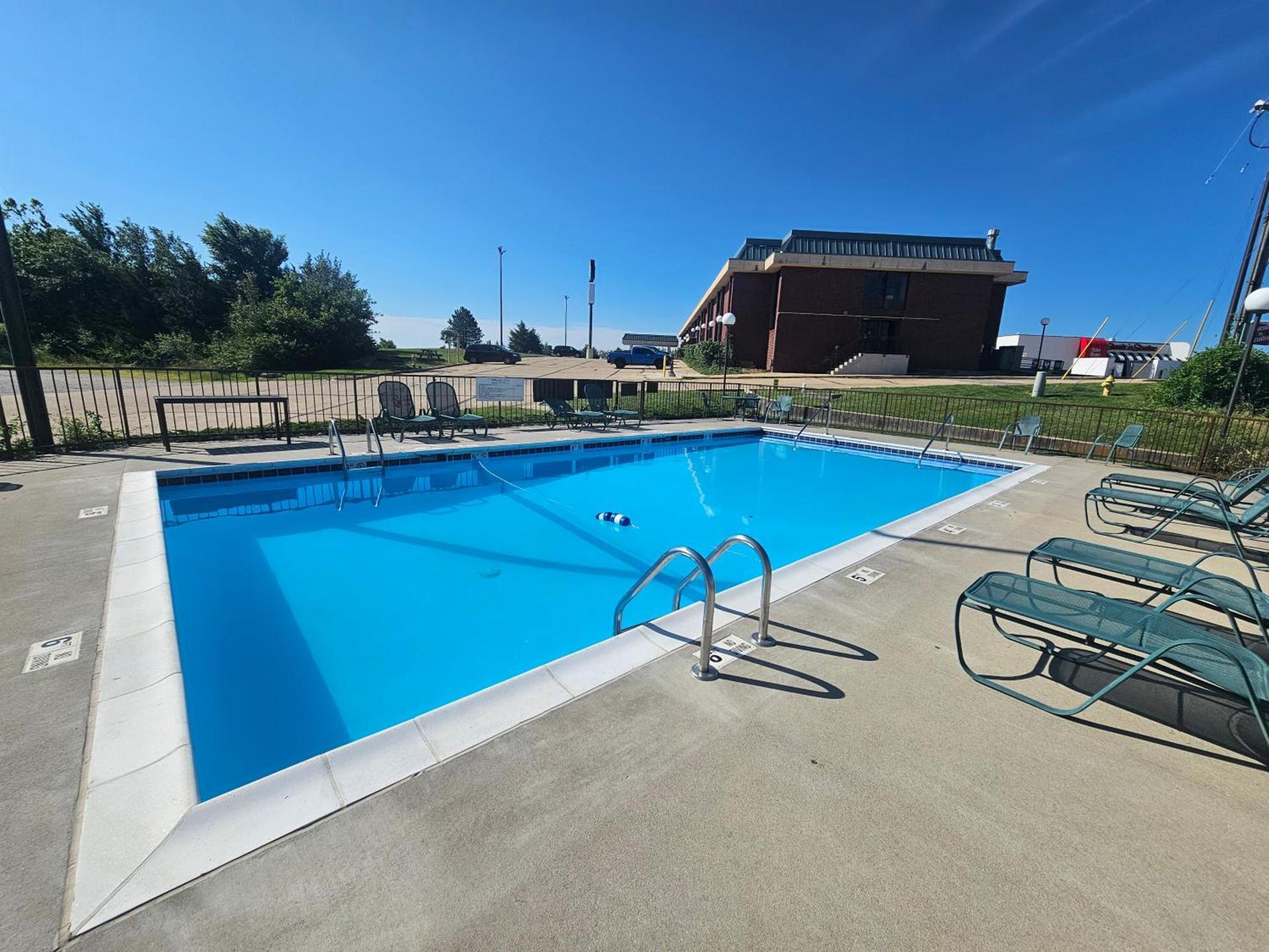 Days Inn by Wyndham Rolla photo 33