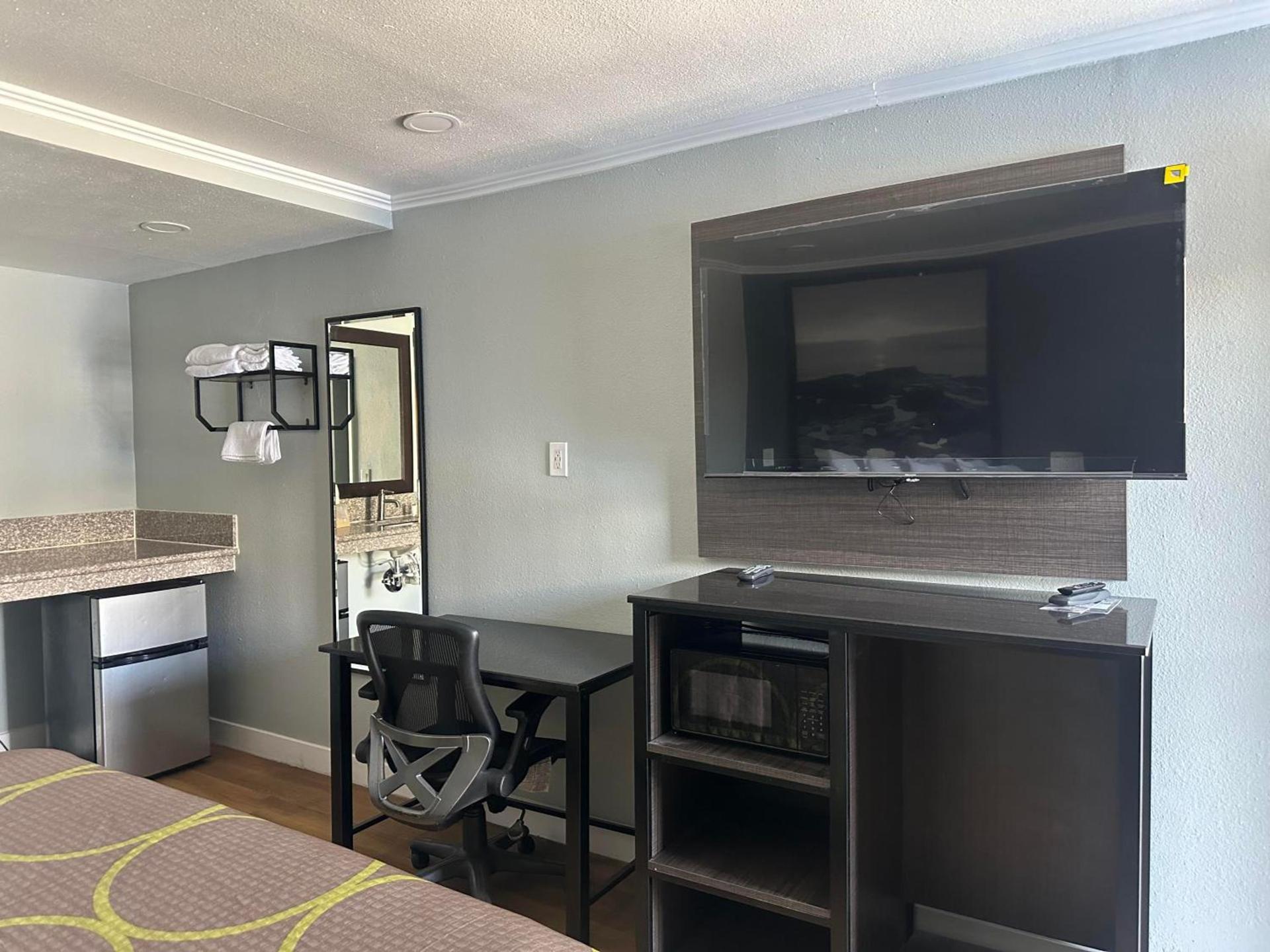 Super 8 by Wyndham Redlands/San Bernardino photo 30