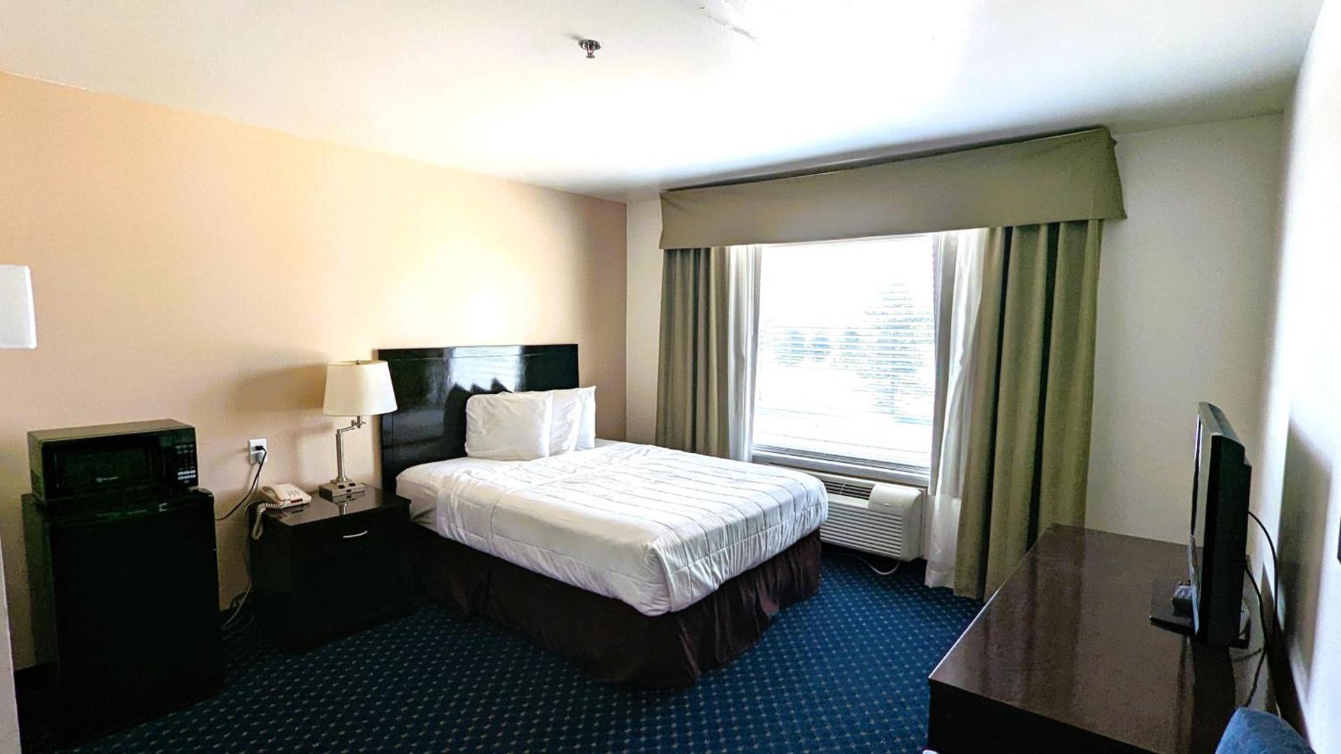 FairBridge Inn & Suites Canadian photo 7