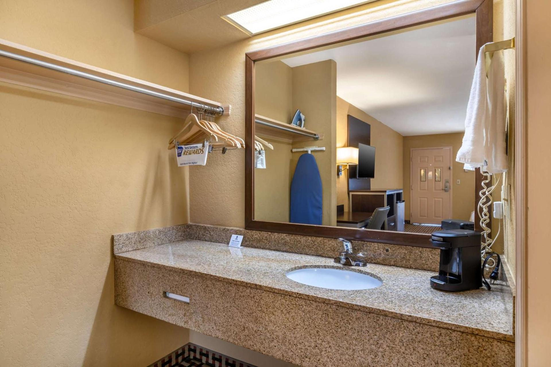 Best Western Bradford Inn photo 25