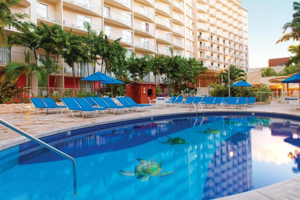 Wyndham Waikiki Beach Walk photo 2