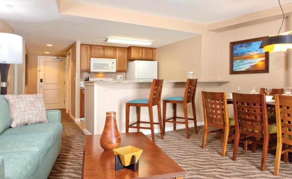 Wyndham Waikiki Beach Walk photo 12