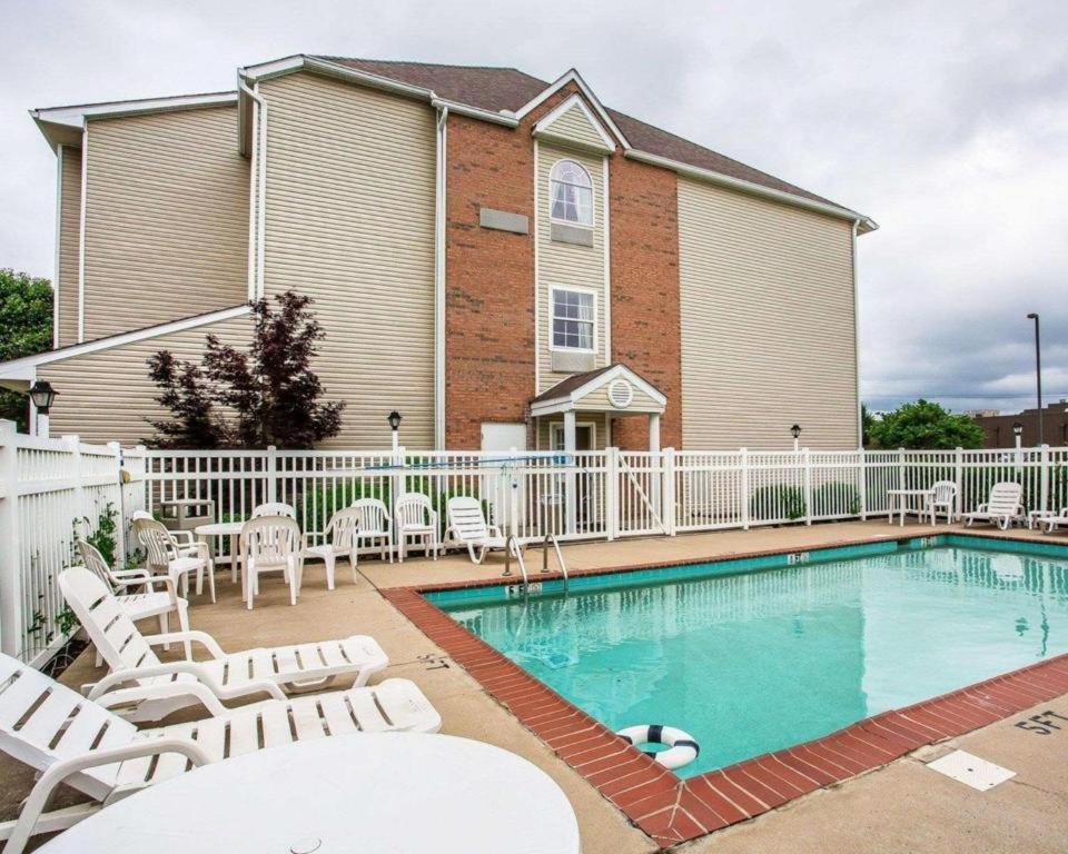 Quality Inn & Suites photo 2