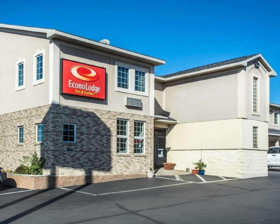 Econo Lodge Inn & Suites Airport photo 3
